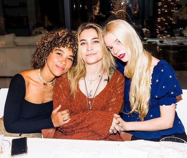 Пэрис Джексон и Аня Тейлор-Джой с гостьей вечеринки