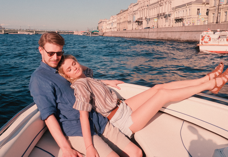 Никита Ефремов и Мария Ивакова отправились на романтическую фотопрогулку по Санкт-Петербургу