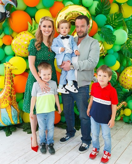 Мария Кожевникова с семьей