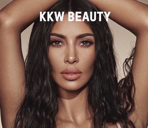 Ким Кардашьян в рекламе своего бренда KKW Beauty