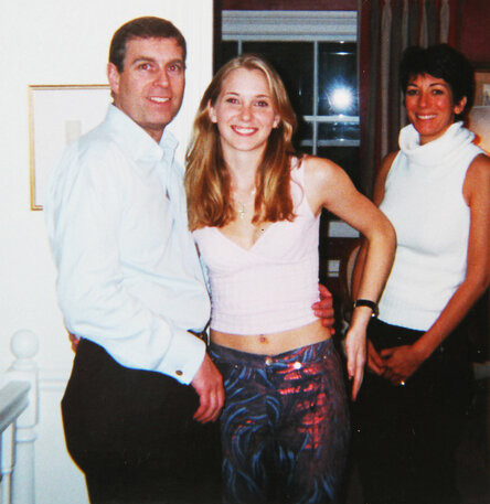 Принц Эндрю и Верджиния Робертс 20 лет назад, на заднем плане помощница Джеффри Эпштейна Гислейн Максвелл