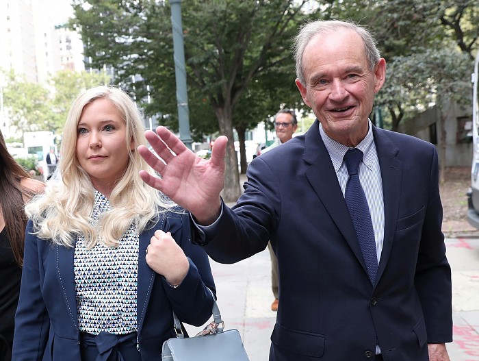 Вирджиния Робертс и адвокат Дэвид Бойс