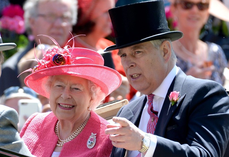 Будет серьезный разговор? Обвиненный в сексуальном насилии принц Эндрю приехал к королеве Елизавете в Балморал