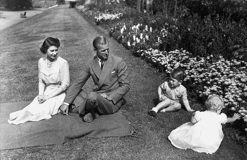 Королева Елизавета и принц Филипп с детьми Чарльзом и Анной