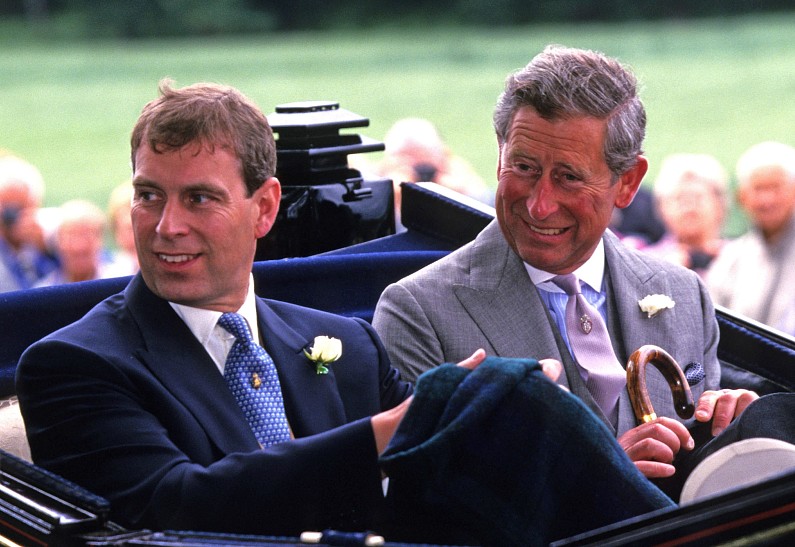 «Просто возмутительно»: как принц Чарльз отреагировал на обвинения принца Эндрю в изнасиловании?