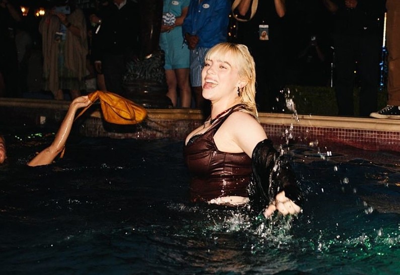 Билли Айлиш прыгнула в бассейн на вечеринке в честь ее нового альбома. Фото!