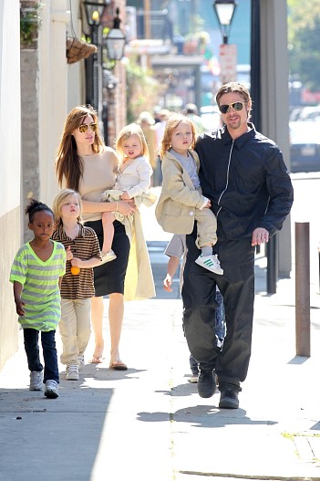 Анджелина Джоли и Брэд Питт со своими детьми
