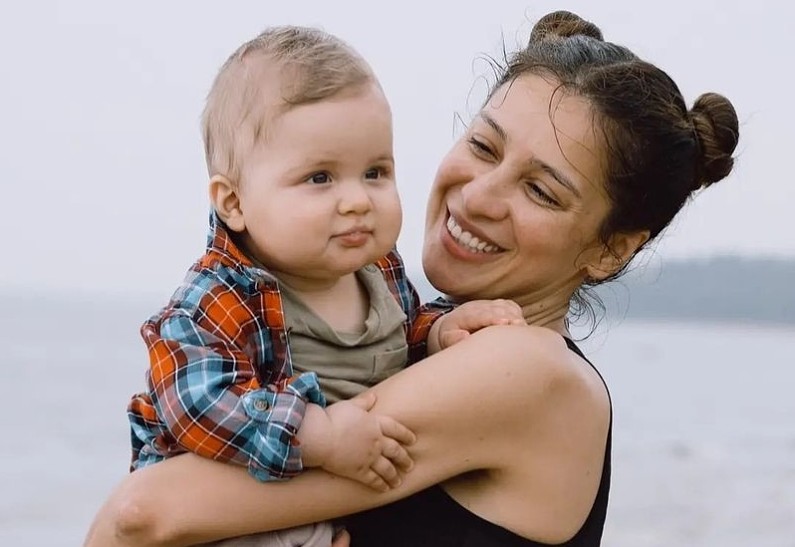 Равшана Куркова призналась, что стала мамой, и впервые показала своего сына