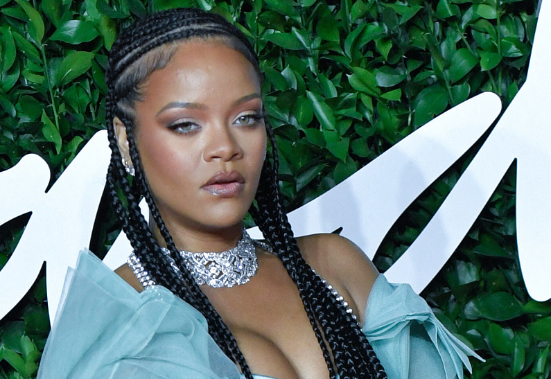 Рианна в полупрозрачном платье попала в объективы папарацци. Фото!