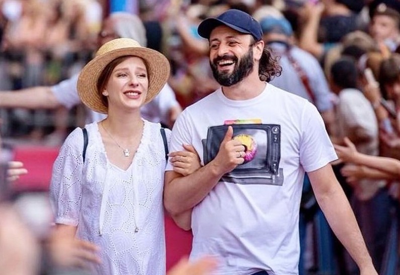 Счастливые родители: Илья Авербух забрал Лизу Арзамасову из роддома. Фото!