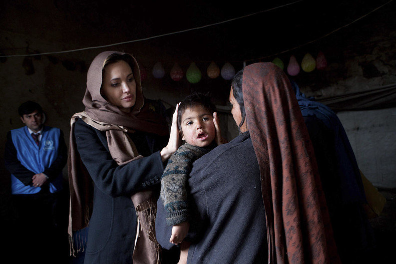 Анджелина Джоли в Афганистане в 2011 году