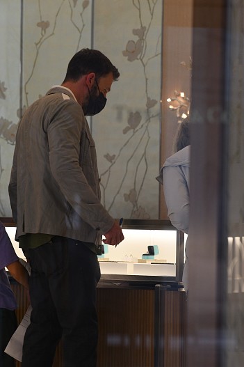 Бен Аффлек в ювелирном магазине