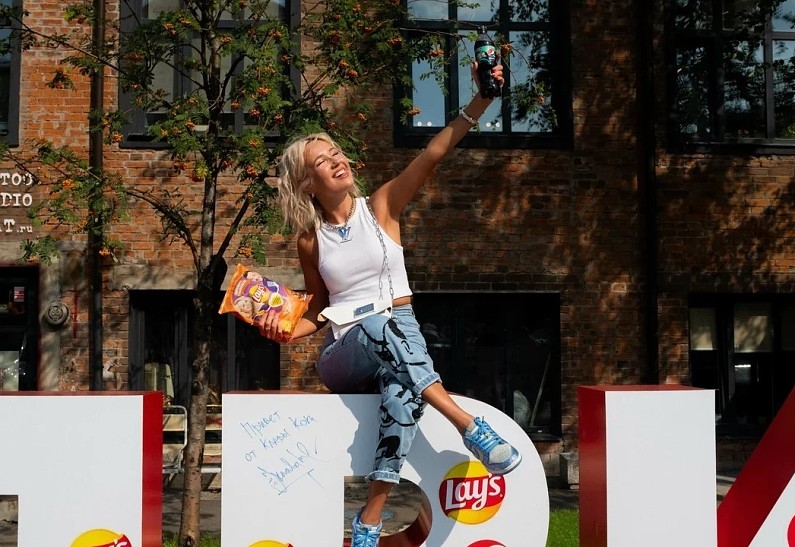 Клава Кока открыла новый арт-объект в Москве