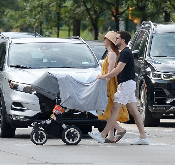 Кит Харингтон и Роуз Лесли с сыном