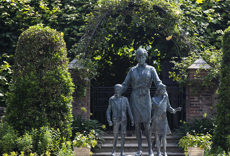 Статуя принцессы Дианы в Кенсингтонском дворце