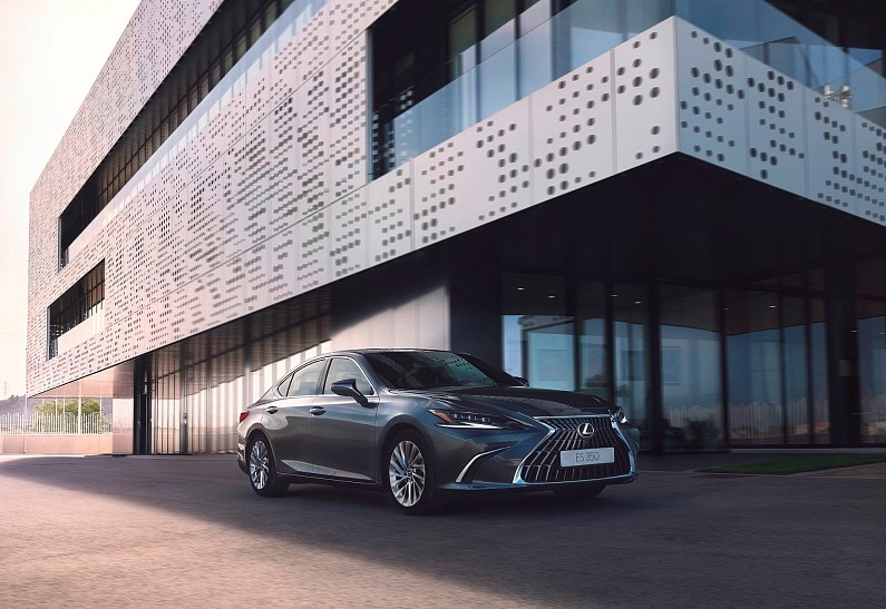 Lexus открывает приём заказов на обновлённый флагманский седан Lexus ЕS