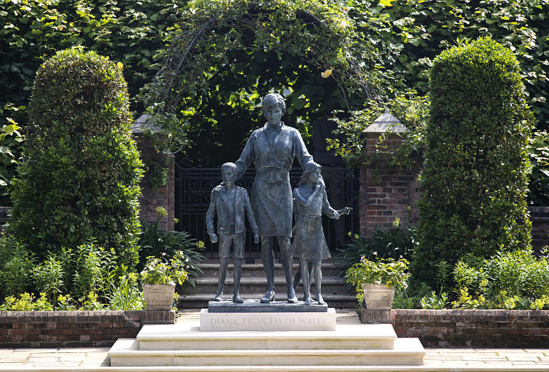 Статуя принцессы Дианы в саду Кенсингтонского дворца