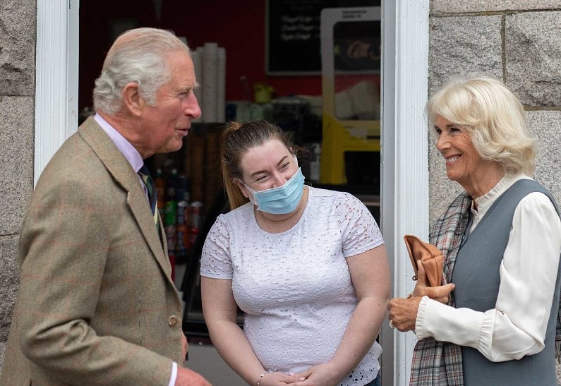 Сияющие от счастья: принц Чарльз и герцогиня Камилла вышли в свет в день памяти принцессы Дианы