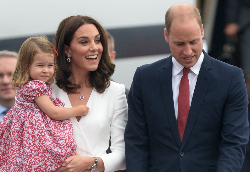 Кейт Миддлтон опубликовала очаровательное фото дочери с бабочками