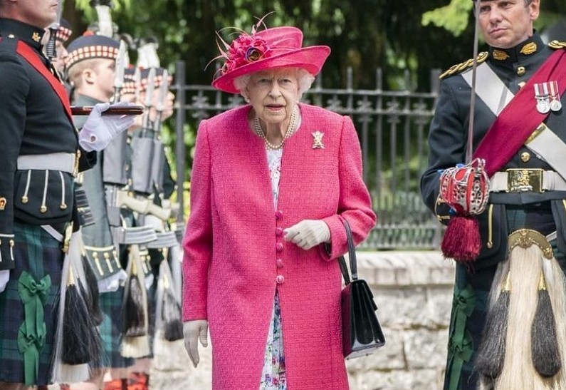Елизавета II сияет в розовом образе на приветственной церемонии в Балморале. Фото!