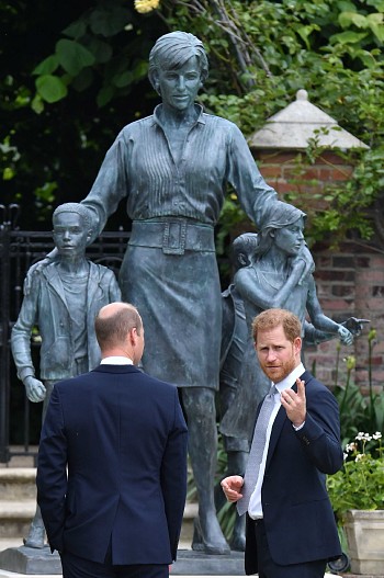 Принц Уильям и принц Гарри на открытии статуи принцессы Дианы в 2021 году