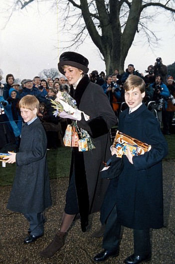 Принцесса Диана с сыновьями - принцем Гарри и принцем Уильямом