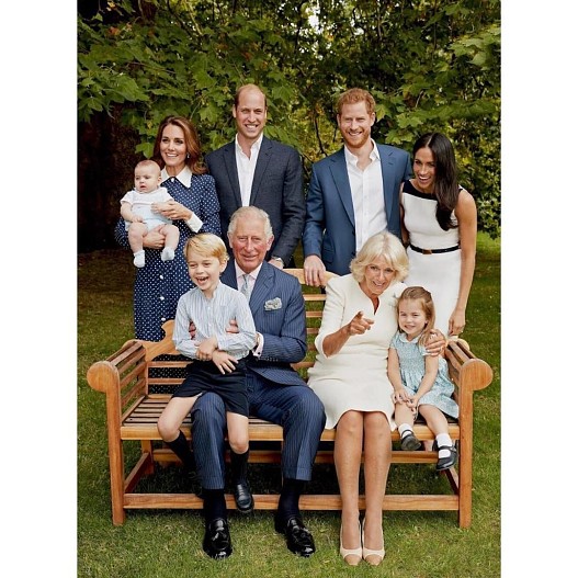 Принц Чарльз, принц Джордж, Камилла Паркер-Боулз, принцесса Шарлотта, Кейт Миддлтон, принц Луи, принц Уильям, принц Гарри, и Меган Маркл