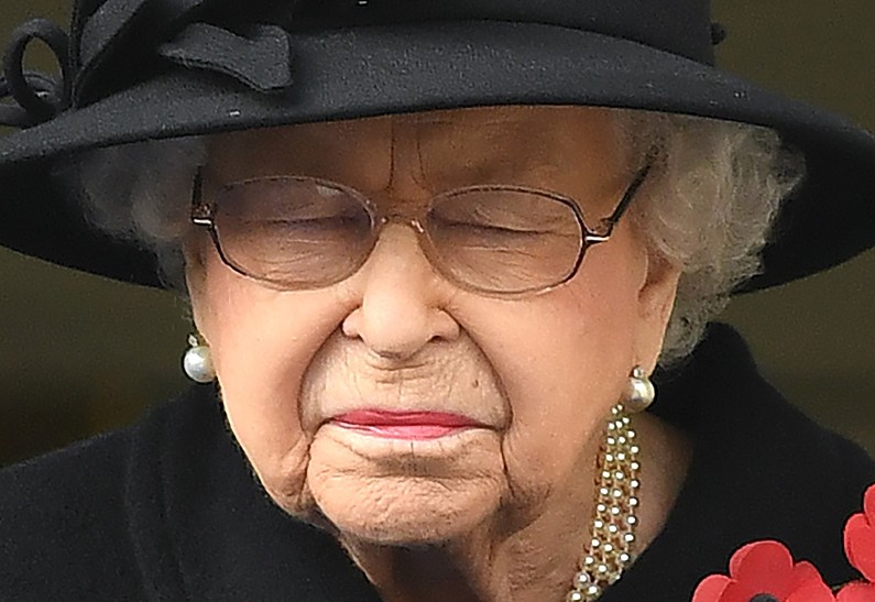 Скорбь королевы: Елизавета II оплакивает дорогую потерю