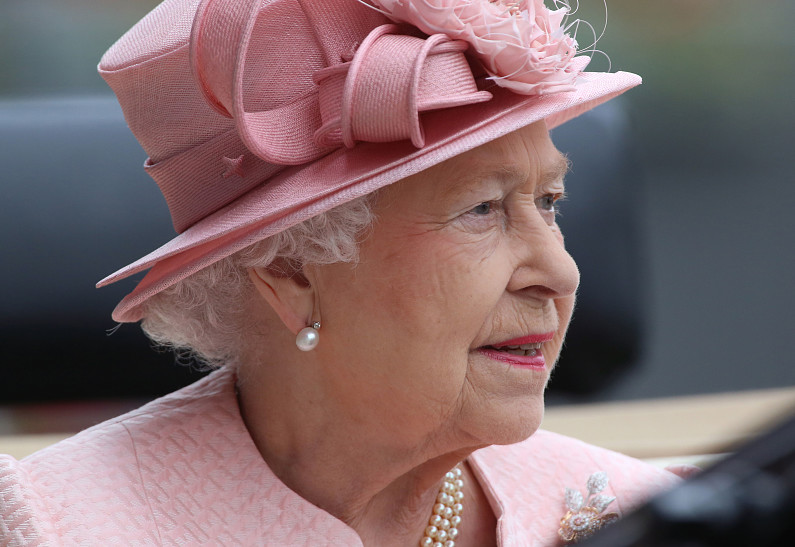 Королева может поддержать инициативу Чарльза по отстранению принца Эндрю от общественной деятельности