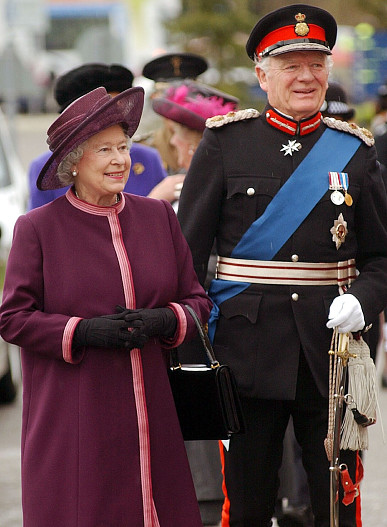 Елизавета II и сэр Тимоти Колман 
