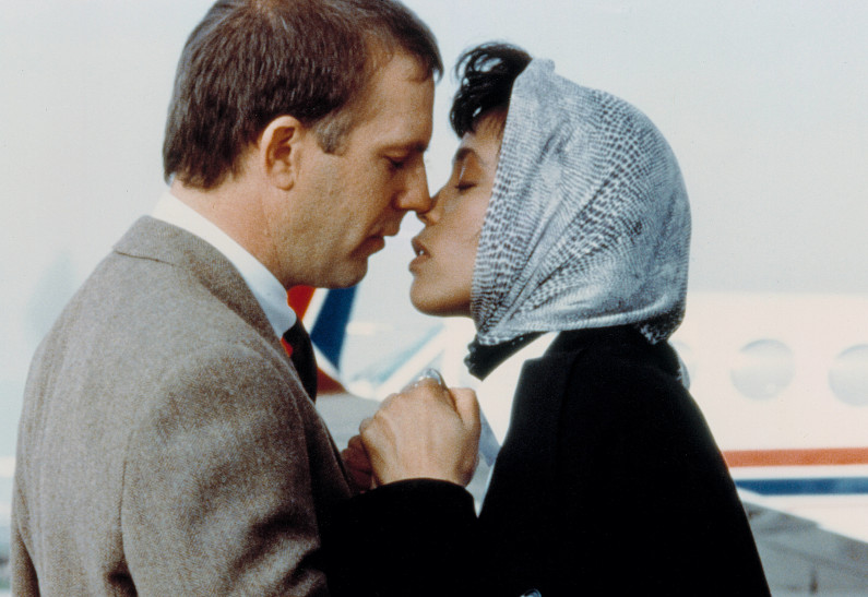 «Хьюстон, у нас проблемы!»: Голливуд планирует снять ремейк «Телохранителя»