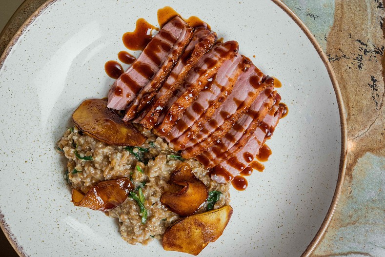 Утиное филе с колотой полбой и печеными яблоками