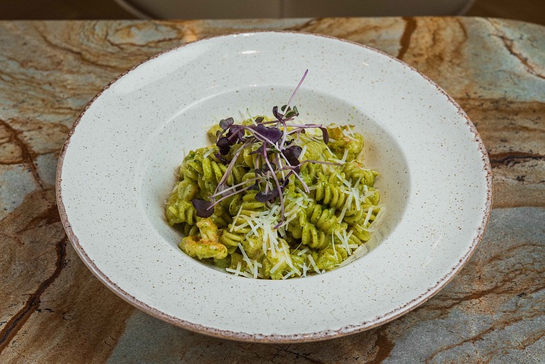 Фузили с креветками и соусом песто