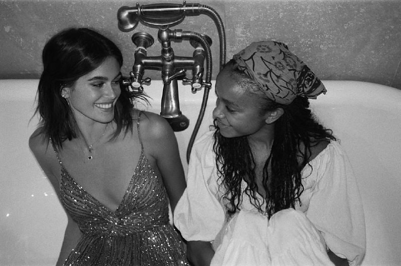 Кайя Гербер с подругой