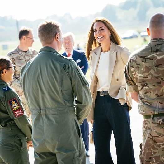 Кейт Миддлтон общается с военными