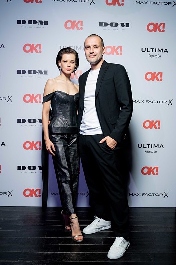 Катерина Шпица (босоножки Stuart Weiztman) с супругом Русланом Пановым