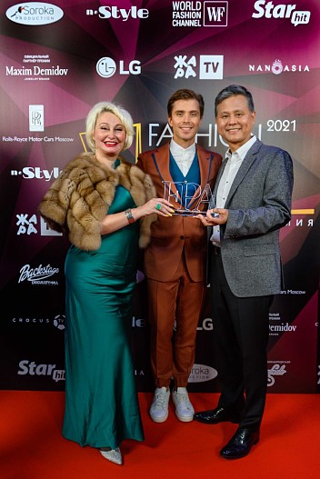 Татьяна Шахнес, Артем Овчаренко и Президент LG Electronics ЕнгНам Ро