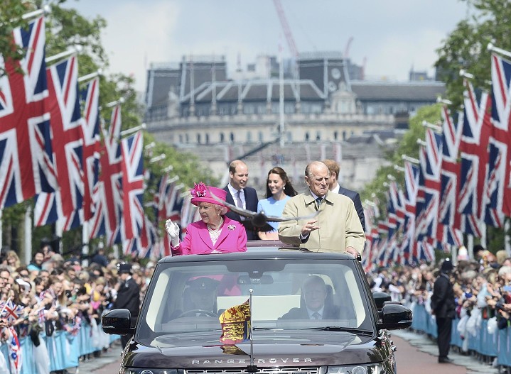 Елизавета II, принц Филипп, принц Уильям, Кейт Миддлтон и принц Гарри на параде в честь 90-летия королевы
