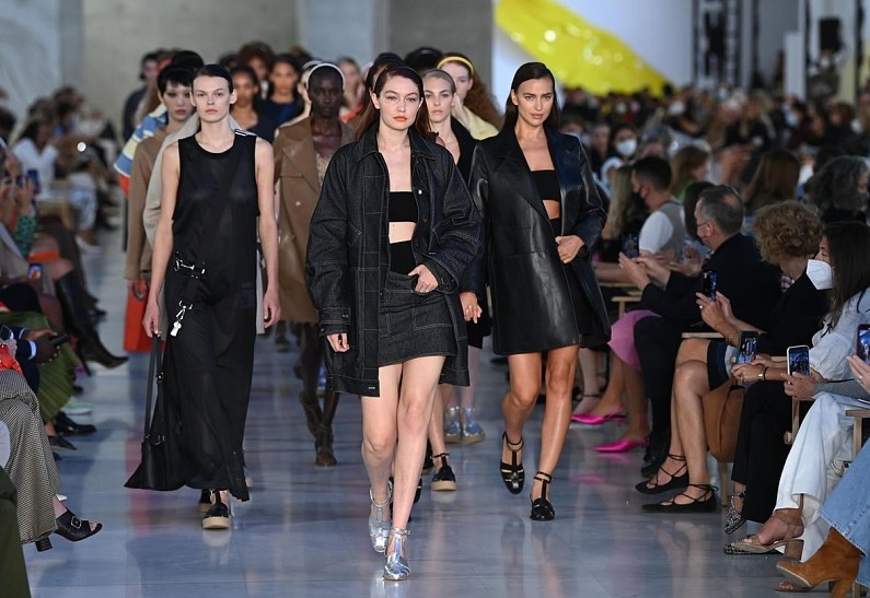 Ирина Шейк и Джиджи Хадид приняли участие в Миланской неделе моды