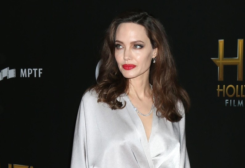 СМИ: роман Анджелины Джоли и The Weeknd стремительно развивается
