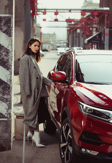 На Лизе: пальто, жакет — всё by Malene Birger, ботильоны Le SillaВ кадре — автомобиль Nissan Qashqai