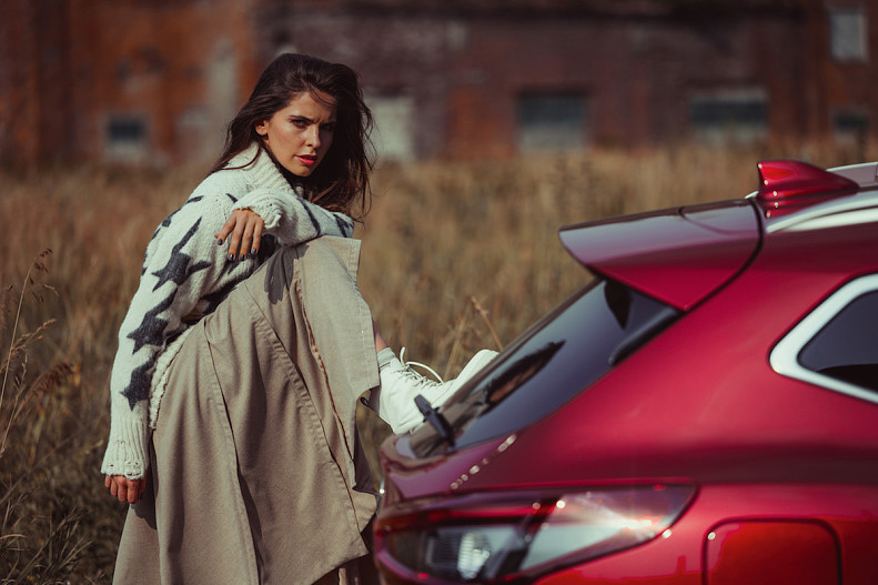 На Лизе: кардиган Avant Toi, юбка Peserico, ботинки Principe di Bologna