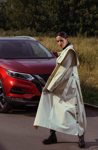 На л=Лизе: тренч by Malene Birger, брюки Peserico, водолазка Uniqlo, сапоги Stuart WeitzmanВ кадре — автомобиль Nissan Qashqai