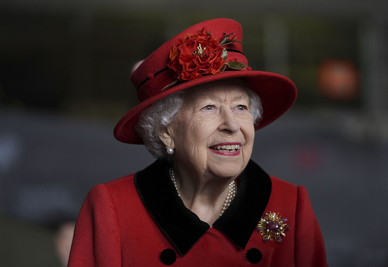 Милость королевы: Елизавета II намерена наградить принца Гарии и Меган Маркл медалями. И вот за что!
