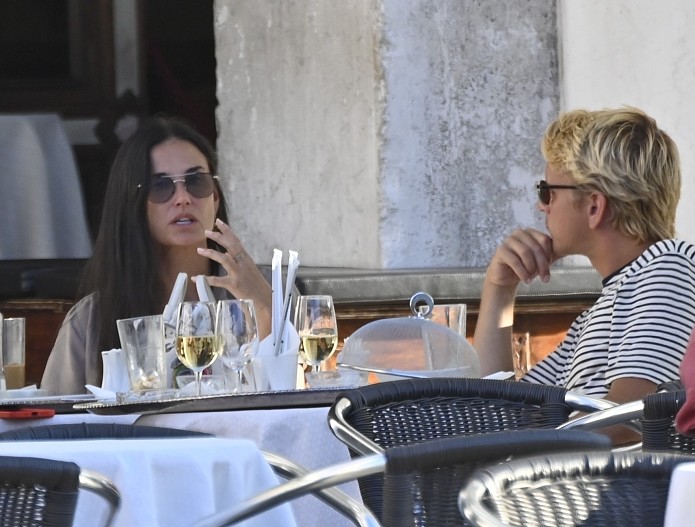 Деми Мур&nbsp;с молодым спутником