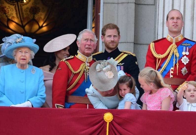 Елизавета II намерена провести секретные переговоры между принцами Гарри, Уильямом и Чарльзом