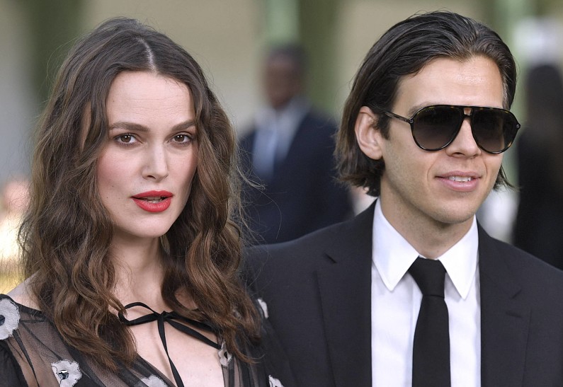 Редкий выход: Кира Найтли с мужем и дочерьми замечены на прогулке в Лондоне