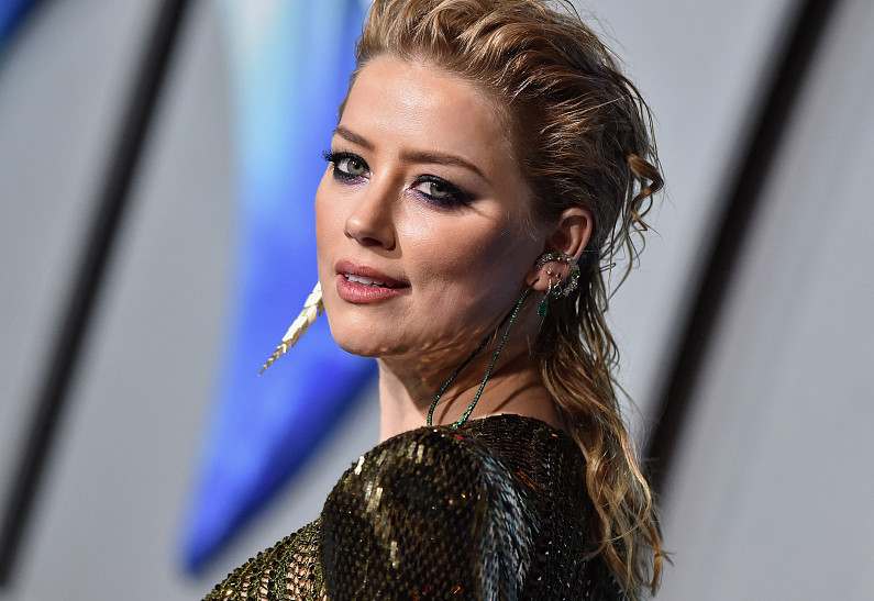 Не судами едиными: Эмбер Хёрд замечена на прогулке с дочерью