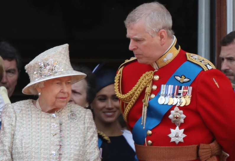 «Катастрофа для репутации»: замешанный в секс-скандале принц Эндрю безмятежно проводит время с Елизаветой II