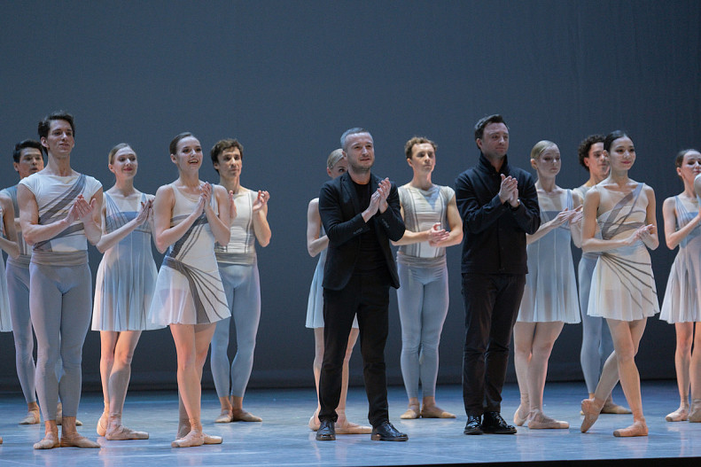 Антон Пимонов и Даглас Ли с артистами балета